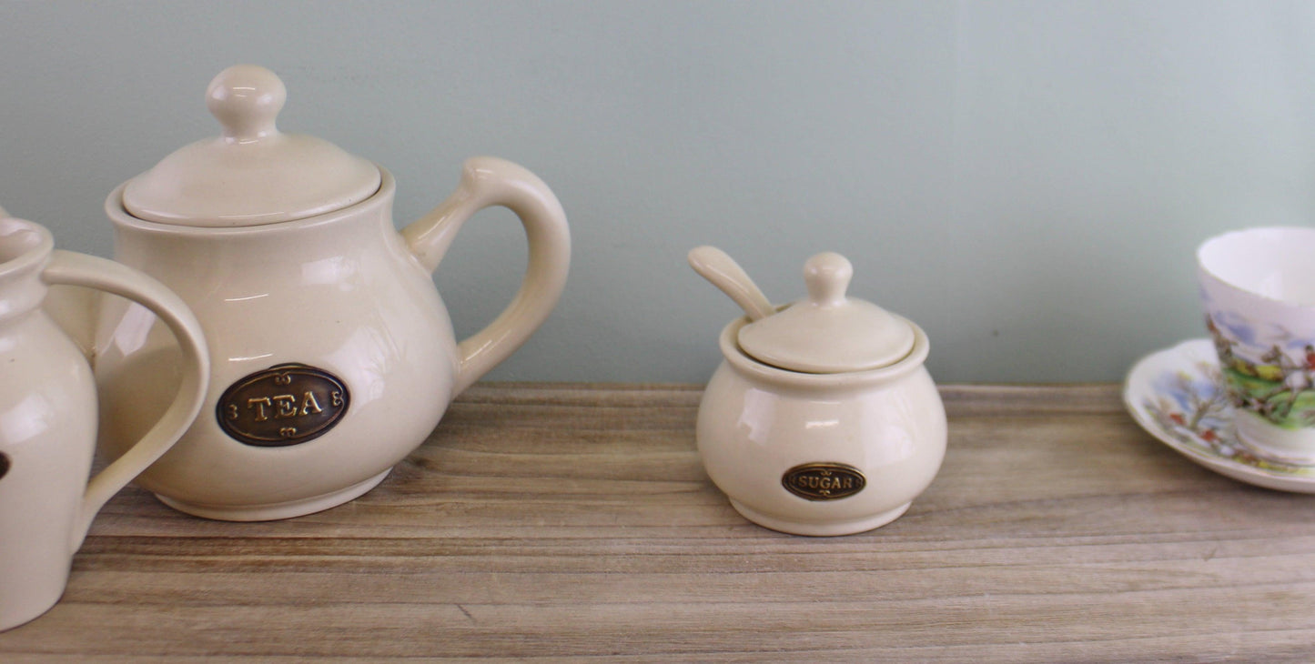 Country Cottage Cream Ceramic Sugar Bowl with Lid & Spoon Display